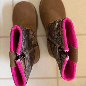 NWOT Kids Brown Camo Boots with Pink Lining Magellan size 13d